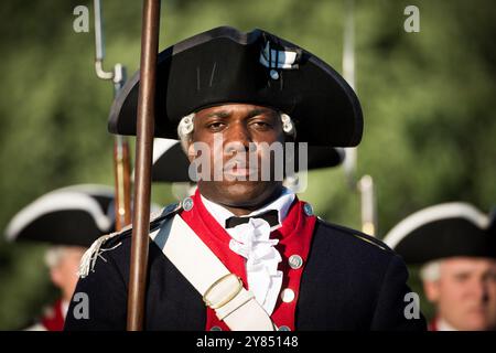 ARLINGTON, Virginia – das 3. US-Infanterieregiment (Old Guard), Amerikas älteste Infanterieeinheit im aktiven Dienst, tritt während der Army Twilight Parade in Fort Myer auf. Diese Eliteeinheit demonstriert Präzisionsbohrbewegungen und militärische Traditionen, die ihre Rolle als offizielle zeremonielle Einheit der Armee und Eskorte zum Präsidenten widerspiegeln. Stockfoto