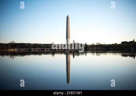 WASHINGTON DC, USA – das Washington Monument erzeugt ein Spiegelbild auf dem ruhigen Wasser des Tidal Basin. Der 555 Meter hohe Marmorobelisk ist die höchste überwiegend aus Stein bestehende Struktur der Welt. Das spiegelnde Wasser des künstlichen Stausees bietet Fotografen und Besuchern einzigartige Ausblicke auf die berühmten Wahrzeichen der Hauptstadt. Stockfoto