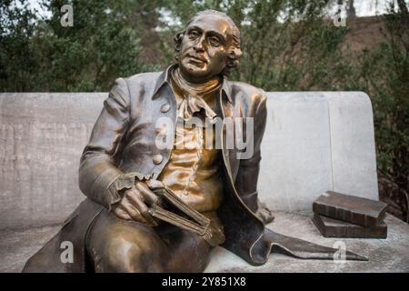 WASHINGTON DC, Vereinigte Staaten – das George Mason Memorial zeigt eine Bronzestatue des einflussreichen Gründers auf einer Bank, die in einem kreisrunden Garten mit einem Brunnen untergebracht ist. Dieser besinnliche Raum im West Potomac Park ehrt Masons entscheidende Rolle bei der Gestaltung der Verfassung und der Bill of Rights. Stockfoto