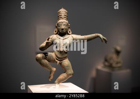 WASHINGTON DC, USA – Bronzestatuette des Child-saint Sambander aus Tamil Nadu, Indien, geschaffen während der Chola-Dynastie des 12. Jahrhunderts. Diese religiöse Skulptur, die in der Freer Gallery of Art ausgestellt wird, veranschaulicht die anspruchsvolle Bronzegusstradition des mittelalterlichen Südindiens. Das Stück stellt ein bedeutendes Beispiel für die Metallverarbeitung der Chola-Dynastie dar. Stockfoto