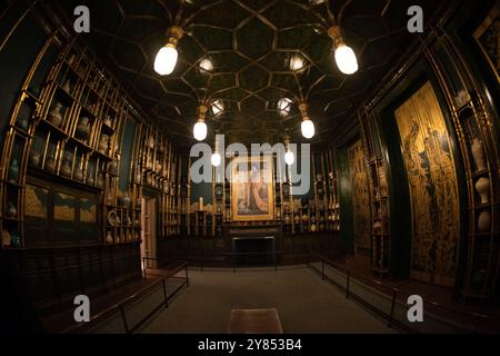 WASHINGTON DC, USA – The Peacock Room, das Kronjuwel der Freer Gallery of Art, zeigt James McNeill Whistlers opulentes Design für den Speisesaal, das später von Charles lang Freer modifiziert wurde. Ursprünglich für eine Londoner Residenz geschaffen, verbindet dieses Meisterwerk der ästhetischen Bewegung die viktorianischen und asiatischen Einflüsse. Stockfoto