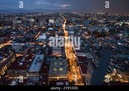 MEXIKO-STADT, Mexiko – Ein grandioser Panoramablick auf die weitläufige Stadtlandschaft von Mexiko-Stadt, von der Aussichtsplattform im 44. Stock des Torre Latinoamericana aus. Die aussicht zeigt die Mischung aus historischer und moderner Architektur der Stadt und erstreckt sich an klaren Tagen bis in die umliegenden Berge. Stockfoto