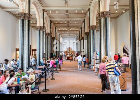 WASHINGTON DC, Vereinigte Staaten – die Haupteingangshalle und die Cafeteria des Smithsonian Castle zeigen die neugotische Architektur des Gebäudes. Dieser zentrale Raum, Teil des ursprünglichen Gebäudes aus dem Jahr 1855, verbindet historische architektonische Elemente mit modernen Annehmlichkeiten und dient gleichzeitig als Haupteingang zum ersten Gebäude der Smithsonian Institution. Stockfoto