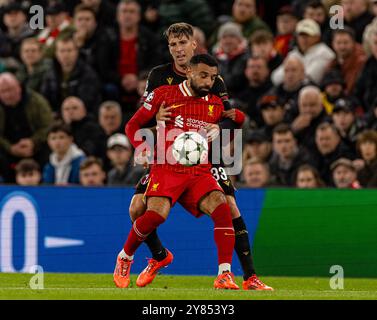 Liverpool. Oktober 2024. Der Liverpool-Spieler Mohamed Salah (Front) wird von Bolognas Juan Miranda im zweiten Spiel der UEFA Champions League zwischen Liverpool FC und Bologna FC in Liverpool, Großbritannien, am 2. Oktober 2024 angefochten. Quelle: Xinhua/Alamy Live News Stockfoto