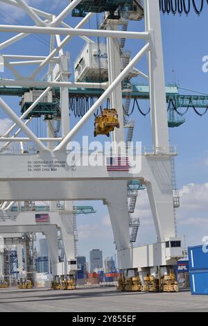 MIAMI BEACH, Florida - 02. OKTOBER: Hafenarbeiter streiken am 2. Oktober 2024 in Miami Beach, Florida in PortMiami, Port Everglades und im ganzen Land Stockfoto