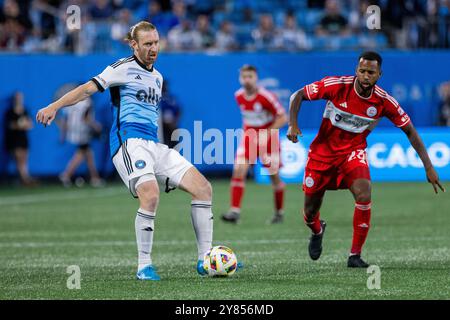 Charlotte, NC, USA. Oktober 2024. Charlotte FC-Verteidiger Tim Ream (3) verstirbt von Chicago Fire Mittelfeldspieler Kellyn Acosta (23) während der ersten Hälfte des Major League Soccer-Matches im Bank of America Stadium in Charlotte, NC. (Scott Kinser/CSM) (Bild: © Scott Kinser/Cal Sport Media). Quelle: csm/Alamy Live News Stockfoto