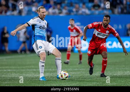 Charlotte, NC, USA. Oktober 2024. Charlotte FC-Verteidiger Tim Ream (3) verstirbt von Chicago Fire Mittelfeldspieler Kellyn Acosta (23) während der ersten Hälfte des Major League Soccer-Matches im Bank of America Stadium in Charlotte, NC. (Scott Kinser/CSM). Quelle: csm/Alamy Live News Stockfoto