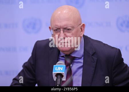 New York, USA, 02. Oktober 2024: Vassily Nebenzia, Ständiger Vertreter der Russischen Föderation, berichtet Reportern über den Pressepass des russischen Journalisten, den MALU heute im UN-Hauptquartier in New York beschlagnahmt hat. Foto: Luiz Rampelotto/EuropaNewswire Stockfoto