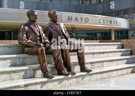 Rochester, Minnesota. Mayo Clinic. Mein Bruder und ich Statue in der Klinik. Die Mayo Clinic ist ein gemeinnütziger weltweiter Marktführer in der medizinischen Versorgung, Forschung und Stockfoto