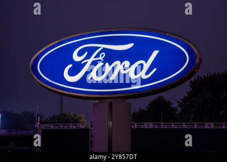 Falcon Heights, Minnesota. Das Ford-Logo leuchtet nachts auf. Stockfoto