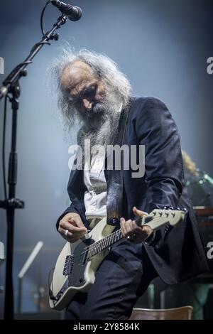 Oslo, Norwegen. Oktober 2024. Nick Cave & The Bad Seeds geben ein Live-Konzert im Oslo Spektrum in Oslo. Hier wird der Musiker Warren Ellis live auf der Bühne gesehen. Quelle: Gonzales Photo/Alamy Live News Stockfoto