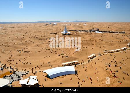 Peking, Chinas autonome Region Ningxia Hui. Oktober 2024. Touristen besuchen den malerischen Ort Shapotou in Zhongwei, Nordwestchinas autonome Region Ningxia Hui, 2. Oktober 2024. Quelle: Mao Zhu/Xinhua/Alamy Live News Stockfoto