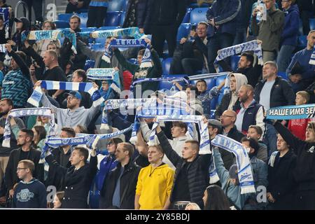 Sankt Petersburg, Russland. Oktober 2024. Fans von Zenit sahen beim Fußballspiel des Fonbet Cup of Russia zwischen Zenit St. Petersburg und Akron Tolyatti in der Gazprom Arena Anfeuerungen. Endpunktzahl: Zenit 5:1 Akron. Quelle: SOPA Images Limited/Alamy Live News Stockfoto