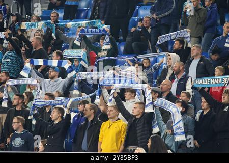 Sankt Petersburg, Russland. Oktober 2024. Fans von Zenit sahen beim Fußballspiel des Fonbet Cup of Russia zwischen Zenit St. Petersburg und Akron Tolyatti in der Gazprom Arena Anfeuerungen. Endpunktzahl: Zenit 5:1 Akron. (Foto: Maksim Konstantinov/SOPA Images/SIPA USA) Credit: SIPA USA/Alamy Live News Stockfoto