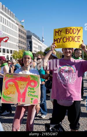 Frauenrechtsgruppen protestieren in Berlin gegen eine zeitgleich stattfindende Demonstration von Abtreibungsgegnern unter dem Motto Marsch für das Leben . Sie fordern unter anderem die Abschaffung des ß218. / Frauenrechtsgruppen protestieren in Berlin gegen eine gleichzeitige Demonstration von Anti-Abtreibung-Aktivistinnen unter dem Motto March for Life . Unter anderem fordern sie die Abschaffung von ß218. Schnappschuss-Fotografie/K.M.Krause *** Frauenrechtsgruppen protestieren in Berlin gegen eine gleichzeitige Demonstration von Anti-Abtreibung-Aktivistinnen unter anderem unter dem Motto March for Life, Stockfoto