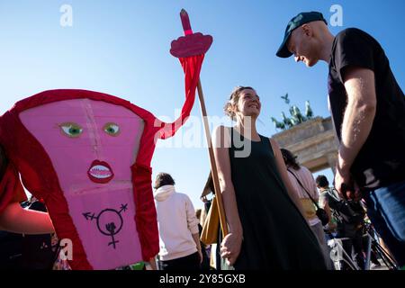 Frauenrechtsgruppen protestieren in Berlin gegen eine zeitgleich stattfindende Demonstration von Abtreibungsgegnern unter dem Motto Marsch für das Leben . Sie fordern unter anderem die Abschaffung des ß218. / Frauenrechtsgruppen protestieren in Berlin gegen eine gleichzeitige Demonstration von Anti-Abtreibung-Aktivistinnen unter dem Motto March for Life . Unter anderem fordern sie die Abschaffung von ß218. Schnappschuss-Fotografie/K.M.Krause *** Frauenrechtsgruppen protestieren in Berlin gegen eine gleichzeitige Demonstration von Anti-Abtreibung-Aktivistinnen unter anderem unter dem Motto March for Life, Stockfoto