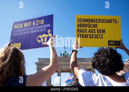 Frauenrechtsgruppen protestieren in Berlin gegen eine zeitgleich stattfindende Demonstration von Abtreibungsgegnern unter dem Motto Marsch für das Leben . Sie fordern unter anderem die Abschaffung des ß218. / Frauenrechtsgruppen protestieren in Berlin gegen eine gleichzeitige Demonstration von Anti-Abtreibung-Aktivistinnen unter dem Motto March for Life . Unter anderem fordern sie die Abschaffung von ß218. Schnappschuss-Fotografie/K.M.Krause *** Frauenrechtsgruppen protestieren in Berlin gegen eine gleichzeitige Demonstration von Anti-Abtreibung-Aktivistinnen unter anderem unter dem Motto March for Life, Stockfoto