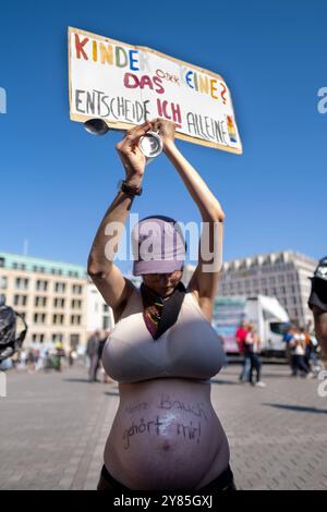 Frauenrechtsgruppen protestieren in Berlin gegen eine zeitgleich stattfindende Demonstration von Abtreibungsgegnern unter dem Motto Marsch für das Leben . Sie fordern unter anderem die Abschaffung des ß218. / Frauenrechtsgruppen protestieren in Berlin gegen eine gleichzeitige Demonstration von Anti-Abtreibung-Aktivistinnen unter dem Motto March for Life . Unter anderem fordern sie die Abschaffung von ß218. Schnappschuss-Fotografie/K.M.Krause *** Frauenrechtsgruppen protestieren in Berlin gegen eine gleichzeitige Demonstration von Anti-Abtreibung-Aktivistinnen unter anderem unter dem Motto March for Life, Stockfoto