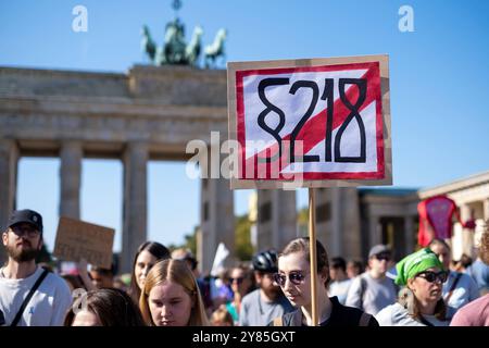 Frauenrechtsgruppen protestieren in Berlin gegen eine zeitgleich stattfindende Demonstration von Abtreibungsgegnern unter dem Motto Marsch für das Leben . Sie fordern unter anderem die Abschaffung des ß218. / Frauenrechtsgruppen protestieren in Berlin gegen eine gleichzeitige Demonstration von Anti-Abtreibung-Aktivistinnen unter dem Motto March for Life . Unter anderem fordern sie die Abschaffung von ß218. Schnappschuss-Fotografie/K.M.Krause *** Frauenrechtsgruppen protestieren in Berlin gegen eine gleichzeitige Demonstration von Anti-Abtreibung-Aktivistinnen unter anderem unter dem Motto March for Life, Stockfoto