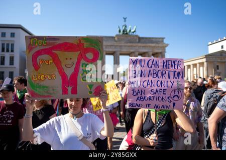 Frauenrechtsgruppen protestieren in Berlin gegen eine zeitgleich stattfindende Demonstration von Abtreibungsgegnern unter dem Motto Marsch für das Leben . Sie fordern unter anderem die Abschaffung des ß218. / Frauenrechtsgruppen protestieren in Berlin gegen eine gleichzeitige Demonstration von Anti-Abtreibung-Aktivistinnen unter dem Motto March for Life . Unter anderem fordern sie die Abschaffung von ß218. Schnappschuss-Fotografie/K.M.Krause *** Frauenrechtsgruppen protestieren in Berlin gegen eine gleichzeitige Demonstration von Anti-Abtreibung-Aktivistinnen unter anderem unter dem Motto March for Life, Stockfoto