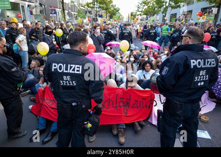 Frauenrechtsgruppen protestieren in Berlin gegen eine zeitgleich stattfindende Demonstration von Abtreibungsgegnern unter dem Motto Marsch für das Leben . Sie fordern unter anderem die Abschaffung des ß218. / Frauenrechtsgruppen protestieren in Berlin gegen eine gleichzeitige Demonstration von Anti-Abtreibung-Aktivistinnen unter dem Motto March for Life . Unter anderem fordern sie die Abschaffung von ß218. Schnappschuss-Fotografie/K.M.Krause *** Frauenrechtsgruppen protestieren in Berlin gegen eine gleichzeitige Demonstration von Anti-Abtreibung-Aktivistinnen unter anderem unter dem Motto March for Life, Stockfoto