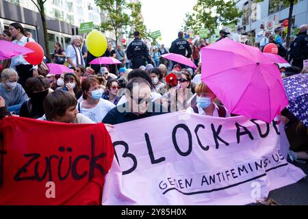 Frauenrechtsgruppen protestieren in Berlin gegen eine zeitgleich stattfindende Demonstration von Abtreibungsgegnern unter dem Motto Marsch für das Leben . Sie fordern unter anderem die Abschaffung des ß218. / Frauenrechtsgruppen protestieren in Berlin gegen eine gleichzeitige Demonstration von Anti-Abtreibung-Aktivistinnen unter dem Motto March for Life . Unter anderem fordern sie die Abschaffung von ß218. Schnappschuss-Fotografie/K.M.Krause *** Frauenrechtsgruppen protestieren in Berlin gegen eine gleichzeitige Demonstration von Anti-Abtreibung-Aktivistinnen unter anderem unter dem Motto March for Life, Stockfoto