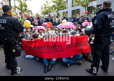 Frauenrechtsgruppen protestieren in Berlin gegen eine zeitgleich stattfindende Demonstration von Abtreibungsgegnern unter dem Motto Marsch für das Leben . Sie fordern unter anderem die Abschaffung des ß218. / Frauenrechtsgruppen protestieren in Berlin gegen eine gleichzeitige Demonstration von Anti-Abtreibung-Aktivistinnen unter dem Motto March for Life . Unter anderem fordern sie die Abschaffung von ß218. Schnappschuss-Fotografie/K.M.Krause *** Frauenrechtsgruppen protestieren in Berlin gegen eine gleichzeitige Demonstration von Anti-Abtreibung-Aktivistinnen unter anderem unter dem Motto March for Life, Stockfoto