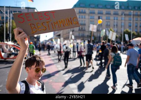 Frauenrechtsgruppen protestieren in Berlin gegen eine zeitgleich stattfindende Demonstration von Abtreibungsgegnern unter dem Motto Marsch für das Leben . Sie fordern unter anderem die Abschaffung des ß218. / Frauenrechtsgruppen protestieren in Berlin gegen eine gleichzeitige Demonstration von Anti-Abtreibung-Aktivistinnen unter dem Motto March for Life . Unter anderem fordern sie die Abschaffung von ß218. Schnappschuss-Fotografie/K.M.Krause *** Frauenrechtsgruppen protestieren in Berlin gegen eine gleichzeitige Demonstration von Anti-Abtreibung-Aktivistinnen unter anderem unter dem Motto March for Life, Stockfoto