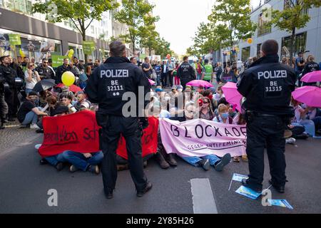 Frauenrechtsgruppen protestieren in Berlin gegen eine zeitgleich stattfindende Demonstration von Abtreibungsgegnern unter dem Motto Marsch für das Leben . Sie fordern unter anderem die Abschaffung des ß218. / Frauenrechtsgruppen protestieren in Berlin gegen eine gleichzeitige Demonstration von Anti-Abtreibung-Aktivistinnen unter dem Motto March for Life . Unter anderem fordern sie die Abschaffung von ß218. Schnappschuss-Fotografie/K.M.Krause *** Frauenrechtsgruppen protestieren in Berlin gegen eine gleichzeitige Demonstration von Anti-Abtreibung-Aktivistinnen unter anderem unter dem Motto March for Life, Stockfoto