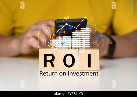 ROI, Return on Investment-Konzept. Investitionen in eine bestimmte Ressource, die einen Nutzen bringt. Investitionsgeschäft. Geschäftsmann mit ROI-Symbol auf virtuellem, inkl. Stockfoto