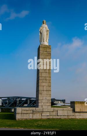 Jungfrau-Maria-Statue in Arromanches-Les-Bains in der Normandie, Frankreich Stockfoto