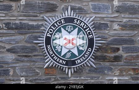 Aktenfoto vom 01/19 des Logoausweises der Polizei von Nordirland (PSNI) in Derry City in Nordirland. Der Polizeidienst von Nordirland wurde wegen einer schweren Datenschutzverletzung, bei der personenbezogene Daten von Mitarbeitern und Beamten freigegeben wurden, mit einer Geldstrafe von 750.000 £ belegt. Ausgabedatum: Donnerstag, 3. Oktober 2024. Stockfoto