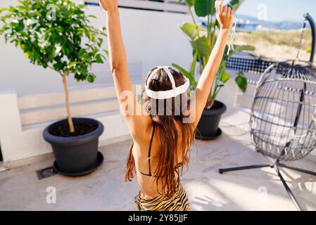 Eine trendige Frau feiert freudig die Schönheit der Natur und umgibt die Natur mit Energie Stockfoto