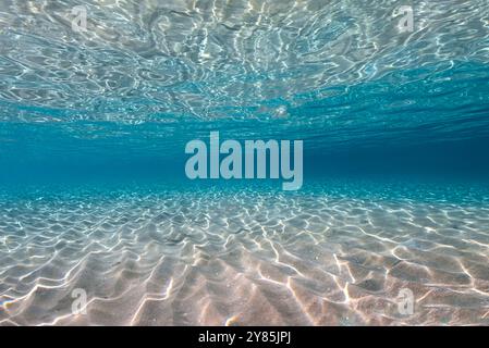 Unterwasser Meer und Sand, Reflexionen auf der Unterseite der Oberfläche und Lichtmuster auf dem Meeresboden Stockfoto