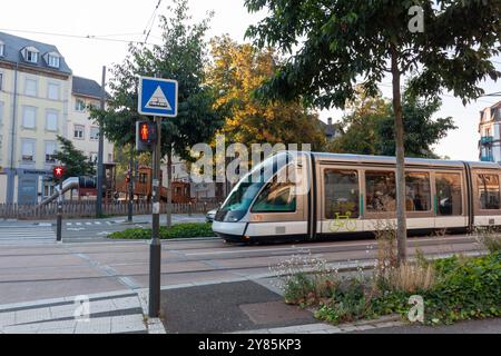 STRASSBURG, FRANKREICH - 21. SEPTEMBER 2024: Straßenbahnfahrt in Straßburg Stockfoto