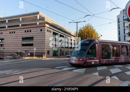 STRASSBURG, FRANKREICH - 21. SEPTEMBER 2024: Straßenbahnfahrt in Straßburg Stockfoto