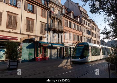 STRASSBURG, FRANKREICH - 21. SEPTEMBER 2024: Straßenbahnfahrt in Straßburg Stockfoto