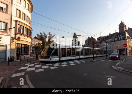 STRASSBURG, FRANKREICH - 21. SEPTEMBER 2024: Straßenbahnfahrt in Straßburg Stockfoto