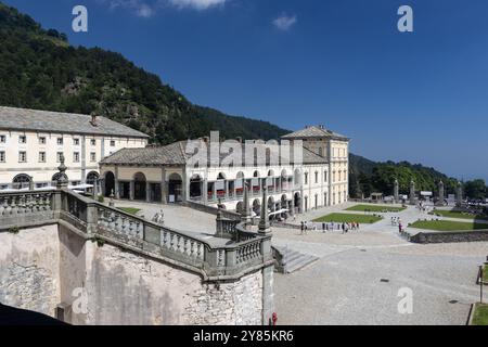 Blick auf das Heiligtum von Oropa, in der Nähe von Biellla im Piemont, Italien. Es liegt in einem kleinen Tal des Alpi Biellesi und beherbergt die Schwarze Madoona von O Stockfoto