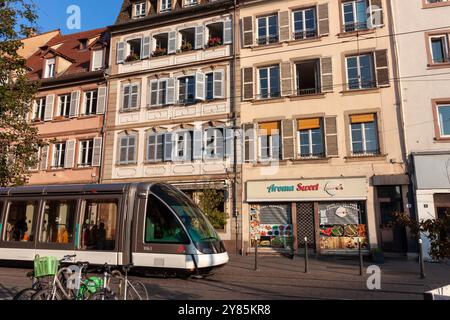 STRASSBURG, FRANKREICH - 21. SEPTEMBER 2024: Straßenbahnfahrt in Straßburg Stockfoto