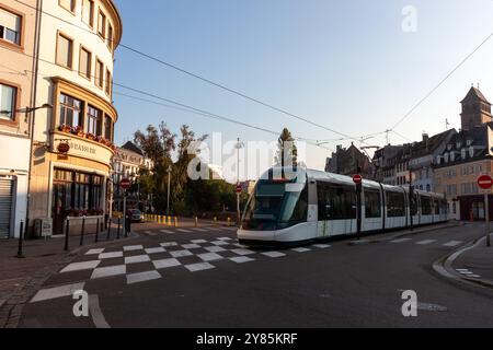 STRASSBURG, FRANKREICH - 21. SEPTEMBER 2024: Straßenbahnfahrt in Straßburg Stockfoto