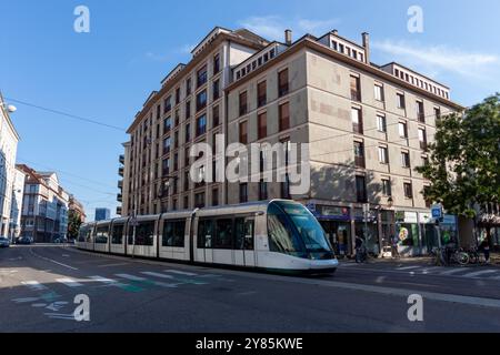 STRASSBURG, FRANKREICH - 21. SEPTEMBER 2024: Straßenbahnfahrt in Straßburg Stockfoto