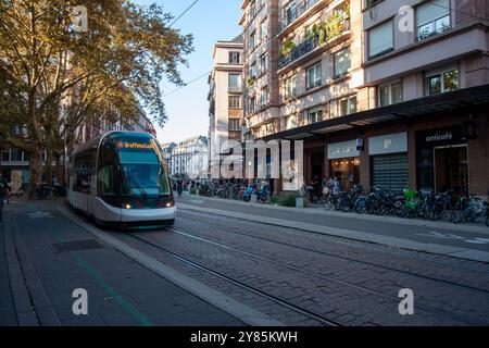 STRASSBURG, FRANKREICH - 21. SEPTEMBER 2024: Straßenbahnfahrt in Straßburg Stockfoto