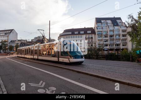 STRASSBURG, FRANKREICH - 21. SEPTEMBER 2024: Straßenbahnfahrt in Straßburg Stockfoto