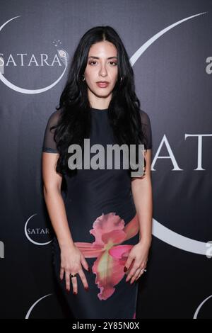 Burbank, Kalifornien, USA. 30. September 2024. Schauspielerin Jazmin Larracuente bei der Grand Opening Celebration von Satara Wellness in Burbank, Kalifornien. Quelle: Sheri Determan Stockfoto