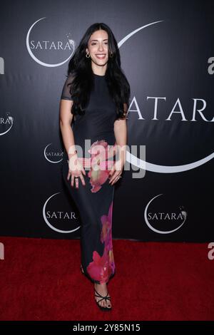 Burbank, Kalifornien, USA. 30. September 2024. Schauspielerin Jazmin Larracuente bei der Grand Opening Celebration von Satara Wellness in Burbank, Kalifornien. Quelle: Sheri Determan Stockfoto