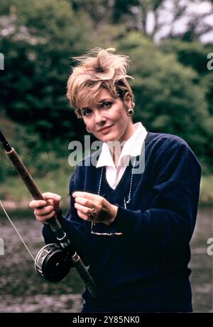 Fiona Armstrong, Lady MacGregor, ist eine britische Fernsehjournalistin. Angeln auf dem Fluss Esk. Hollows, Dumfries und Galloway, Schottland um die 1995 1990er Jahre, UK HOMEF SYKES Stockfoto