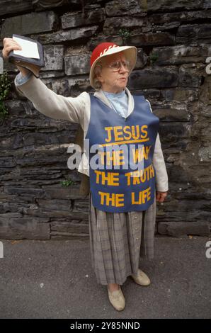 Straßenprediger christliche Frau Pfingstler protestieren schweigend gegen die römisch-katholische Kirche. Ihr tabard liest Jesus The Way the Truth the Light, Holywell Flintshire Wales, UK 1990s. HOMER SYKES Stockfoto