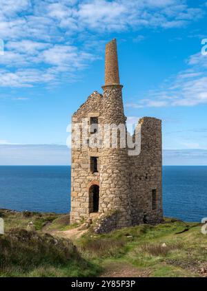 Ruine der West Wheal Owles Tin Mine Maschinenhaus, als Drehort für Wheal Leisure in der Fernsehserie der BBC Poldark, Botallack, Cornwall, England, UK Stockfoto