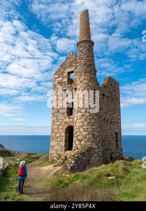 Ruine der West Wheal Owles Tin Mine Maschinenhaus, als Drehort für Wheal Leisure in der Fernsehserie der BBC Poldark, Botallack, Cornwall, England, UK Stockfoto